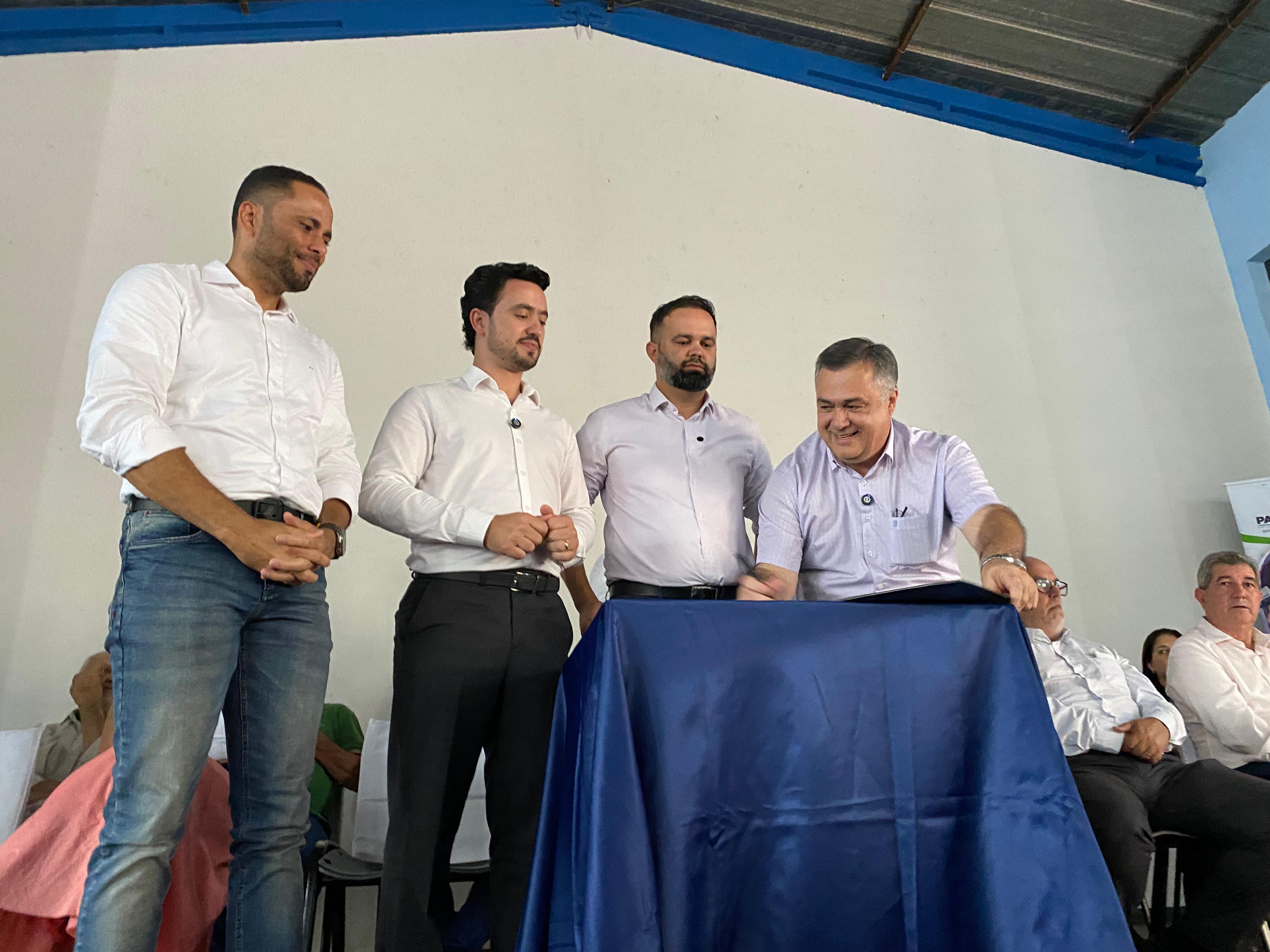 Beto Preto e Roni Miranda autorizam obra de colégio na Vila Reis