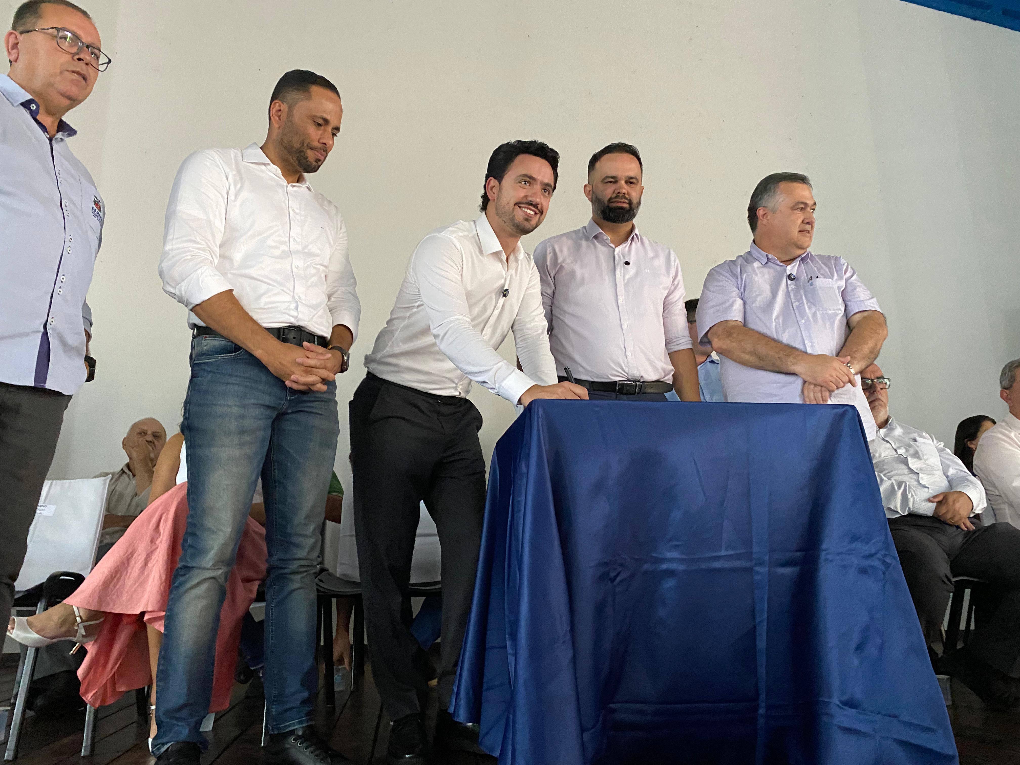 Beto Preto e Roni Miranda autorizam obra de colégio na Vila Reis