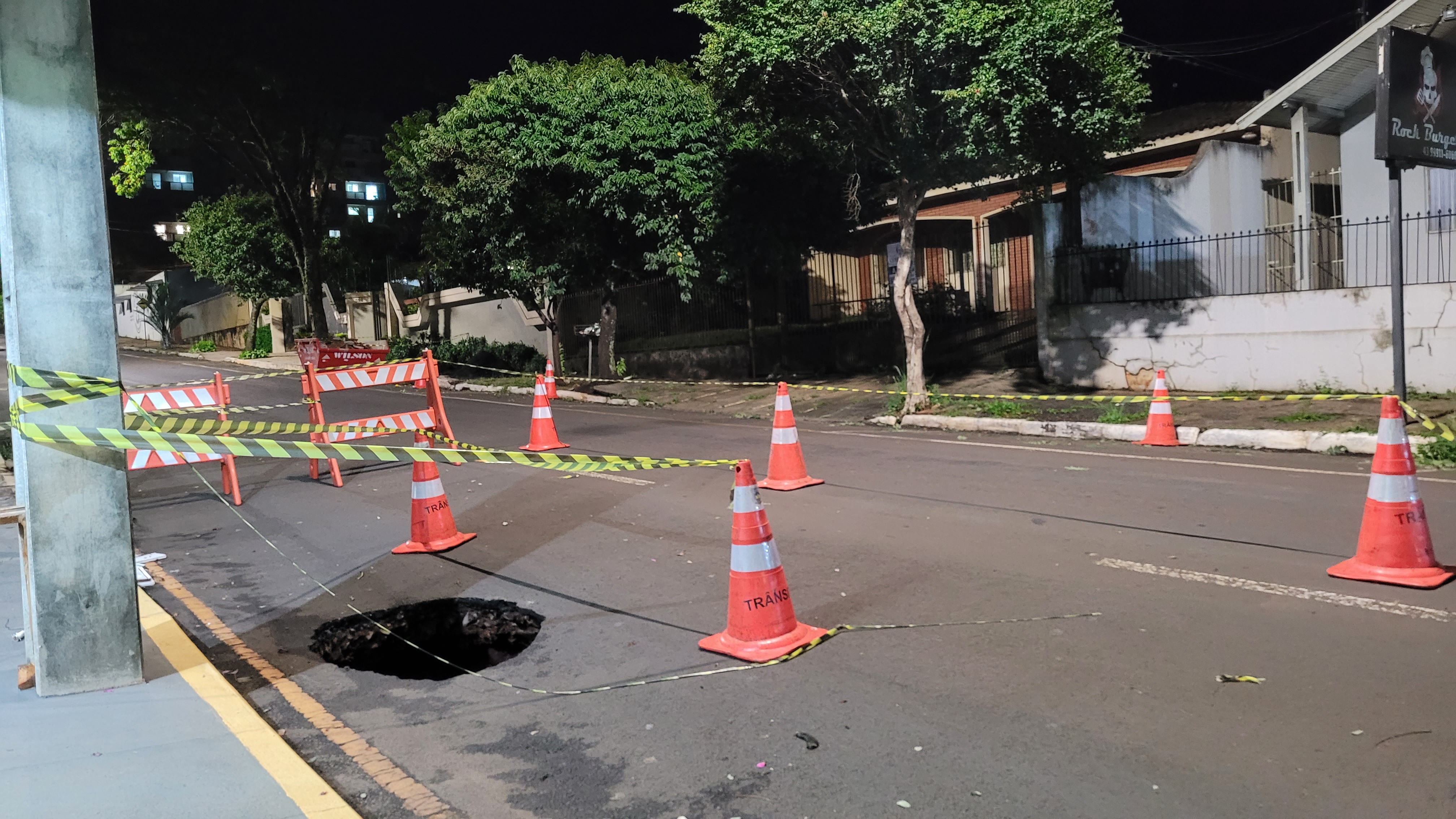 Duas crateras abrem na Rua Clotário Portugal e trechos são sinalizados