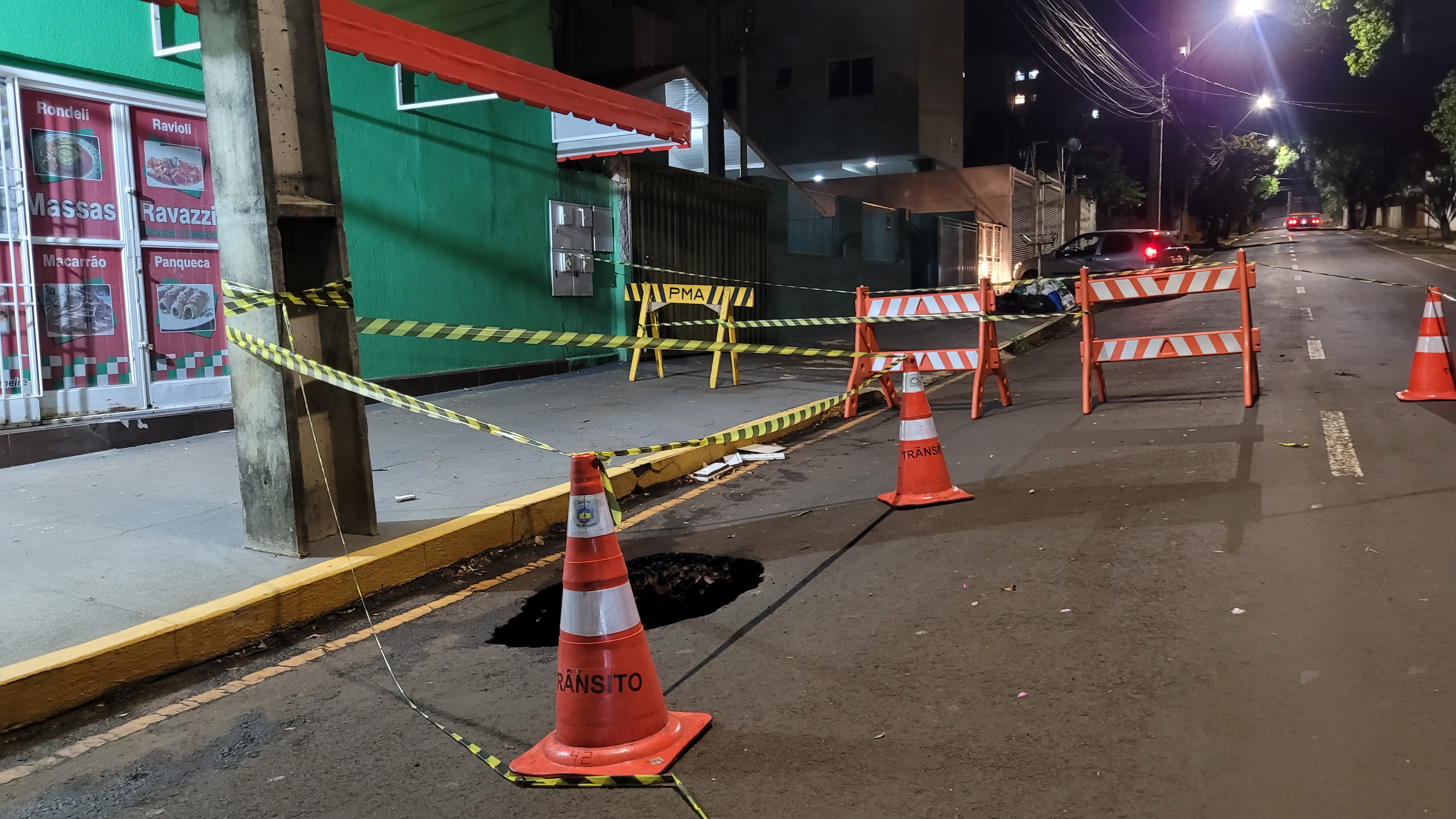 Duas crateras abrem na Rua Clotário Portugal e trechos são sinalizados