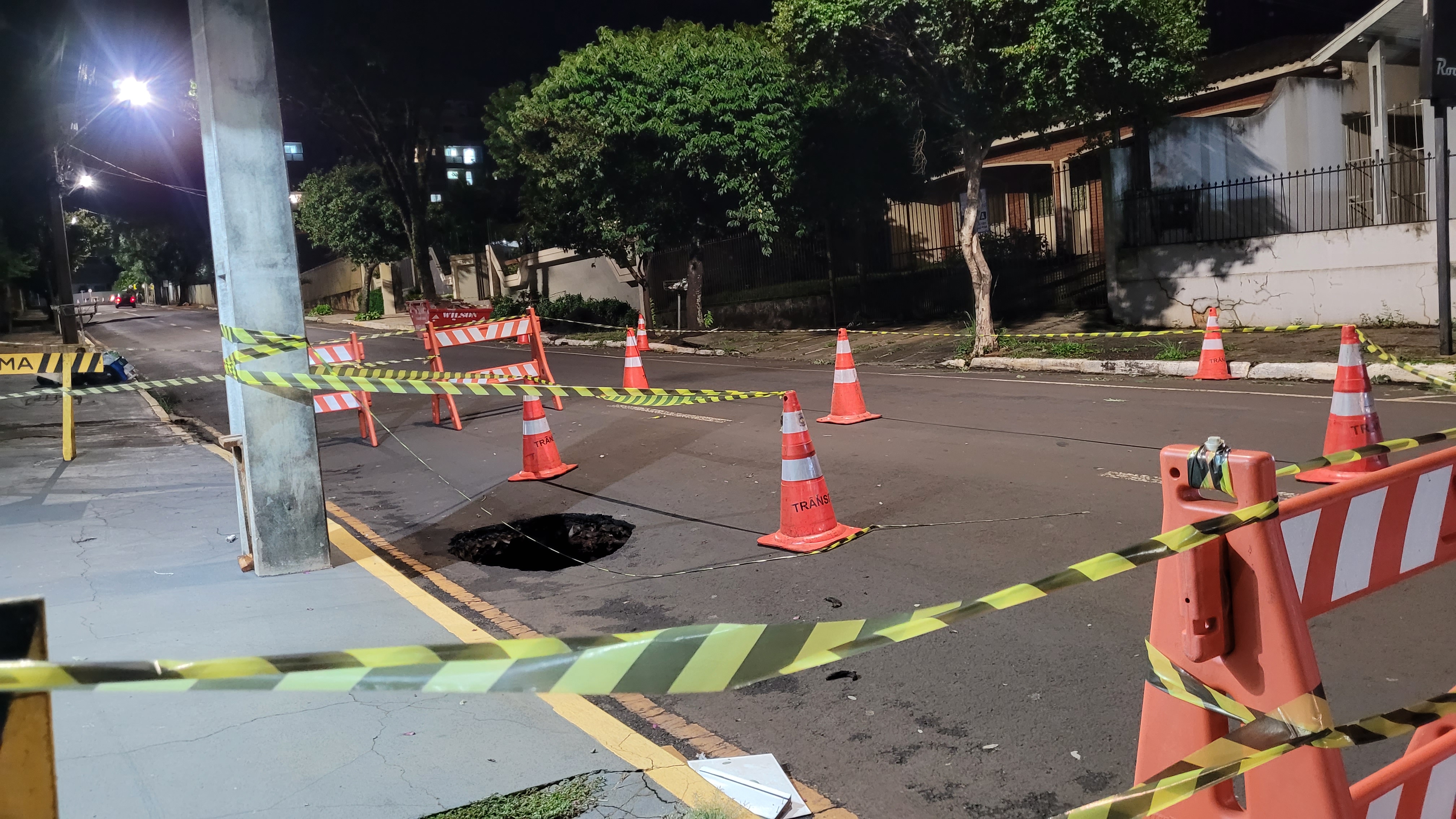 Obra provoca interdição na Rua Clotário Portugal em Apucarana