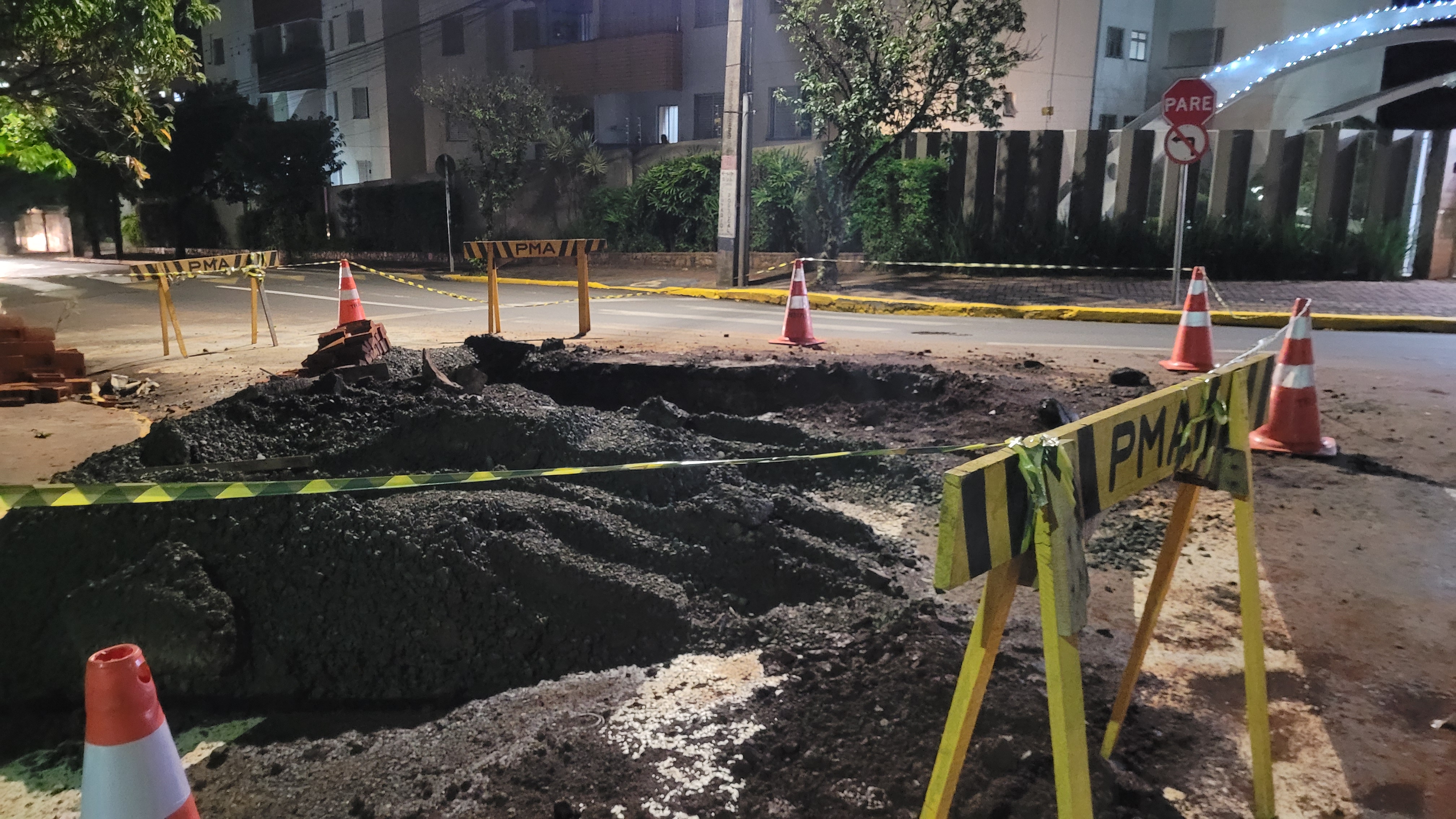 Duas crateras abrem na Rua Clotário Portugal e trechos são sinalizados