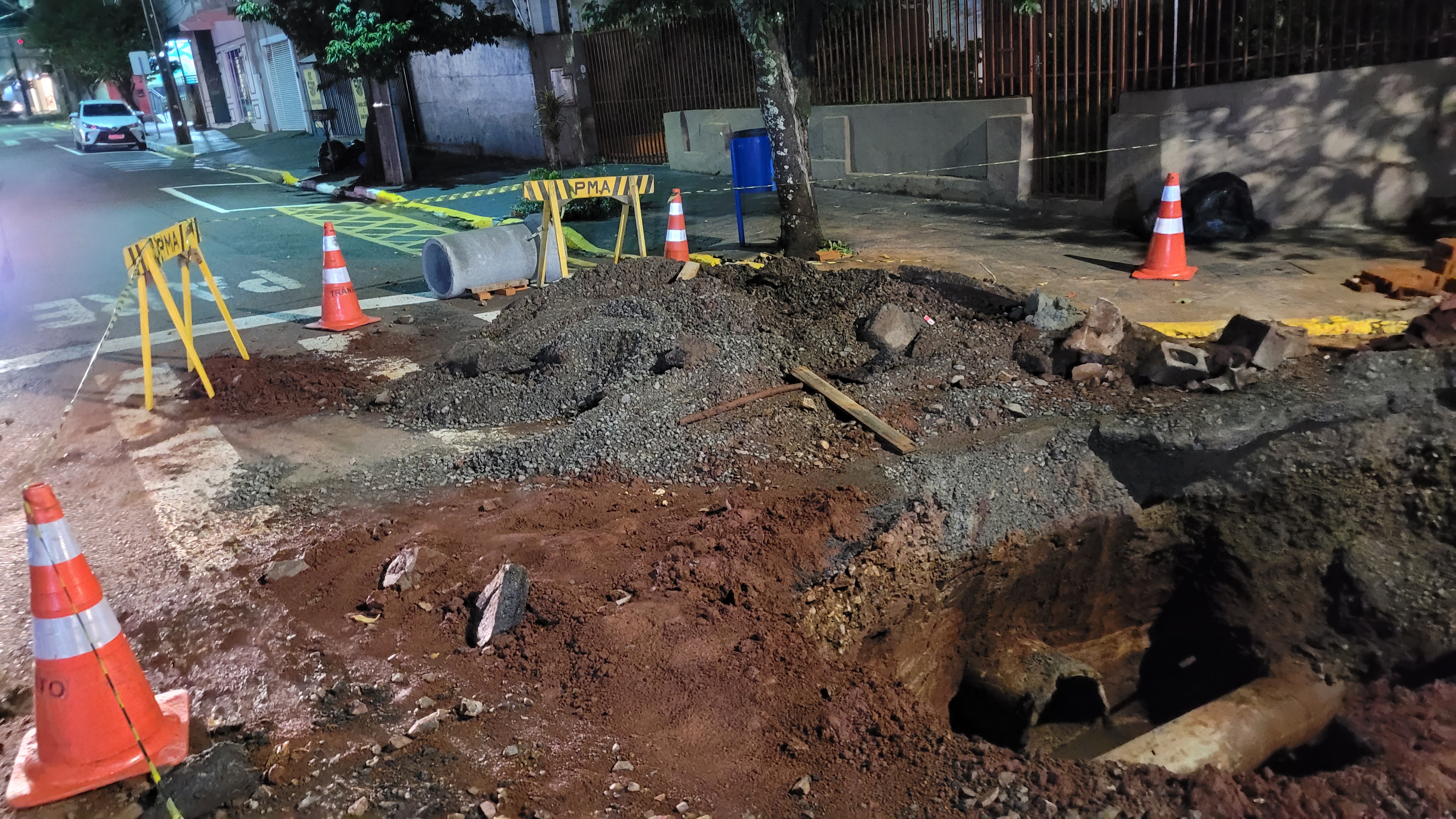 A interdição é necessária para a realização de reparos em uma erosão no subterrâneo da via