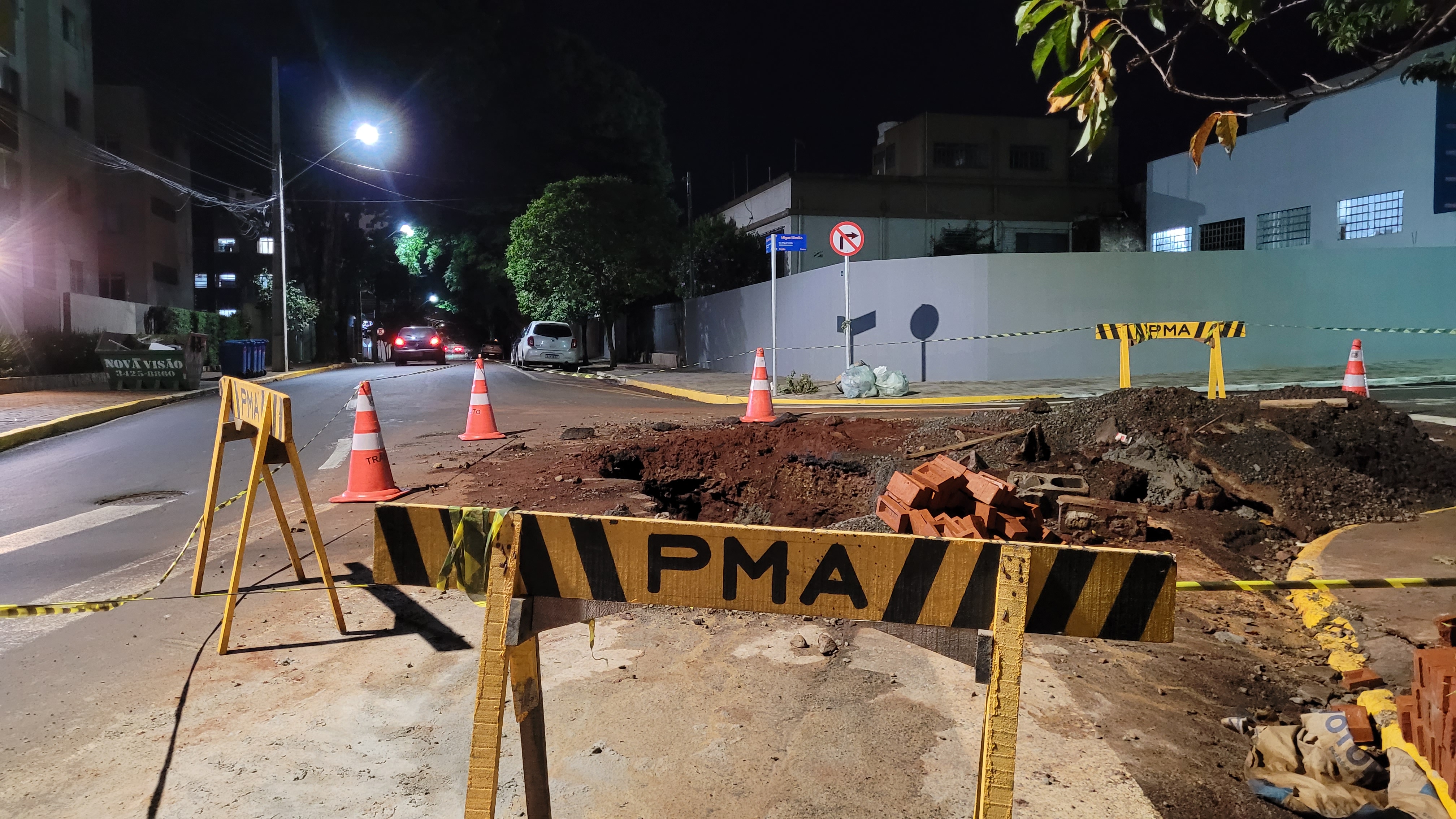 Duas crateras abrem na Rua Clotário Portugal e trechos são sinalizados