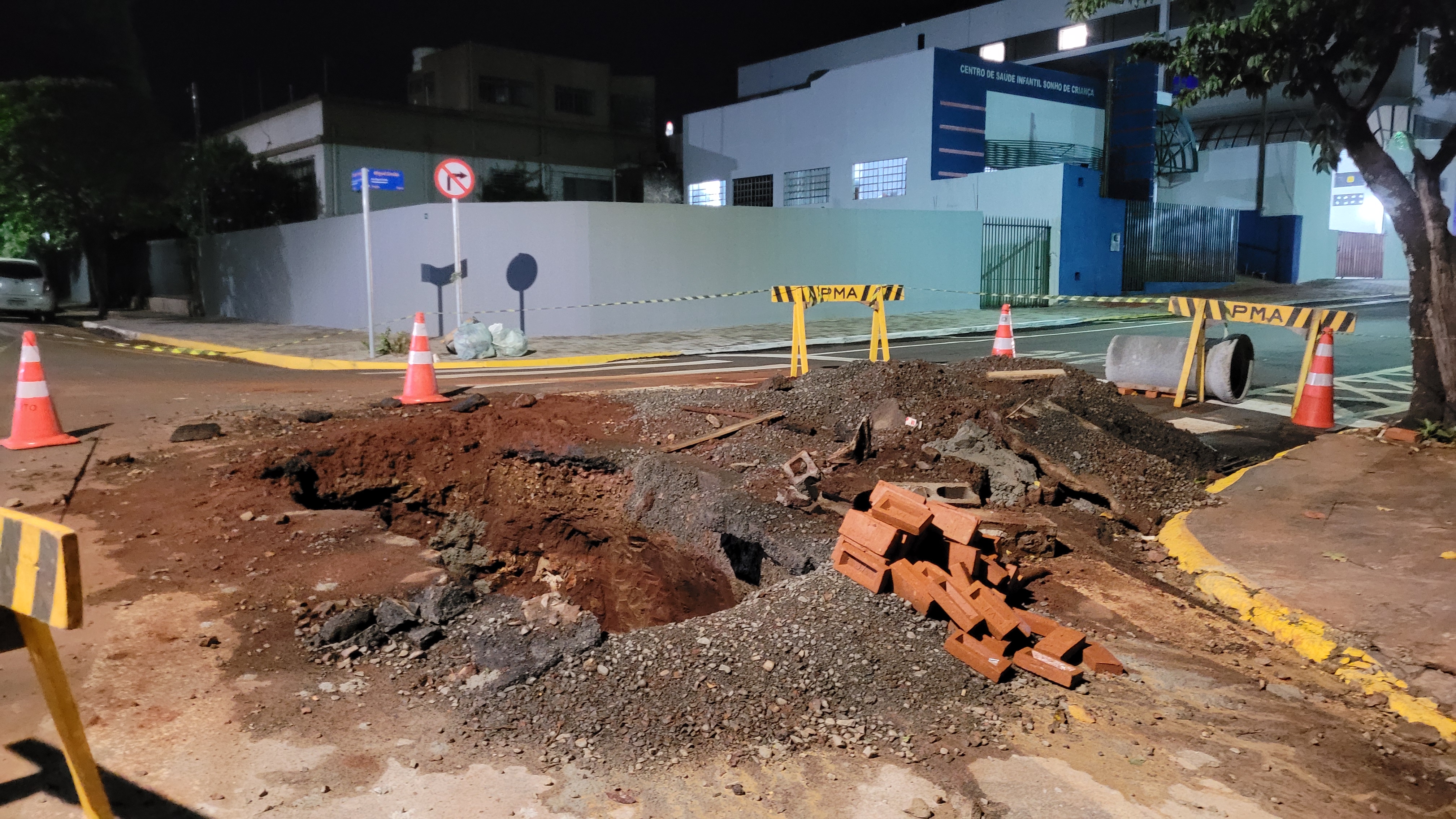 Grande buraco foi aberto em cruzamento de ruas no centro de Apucarana