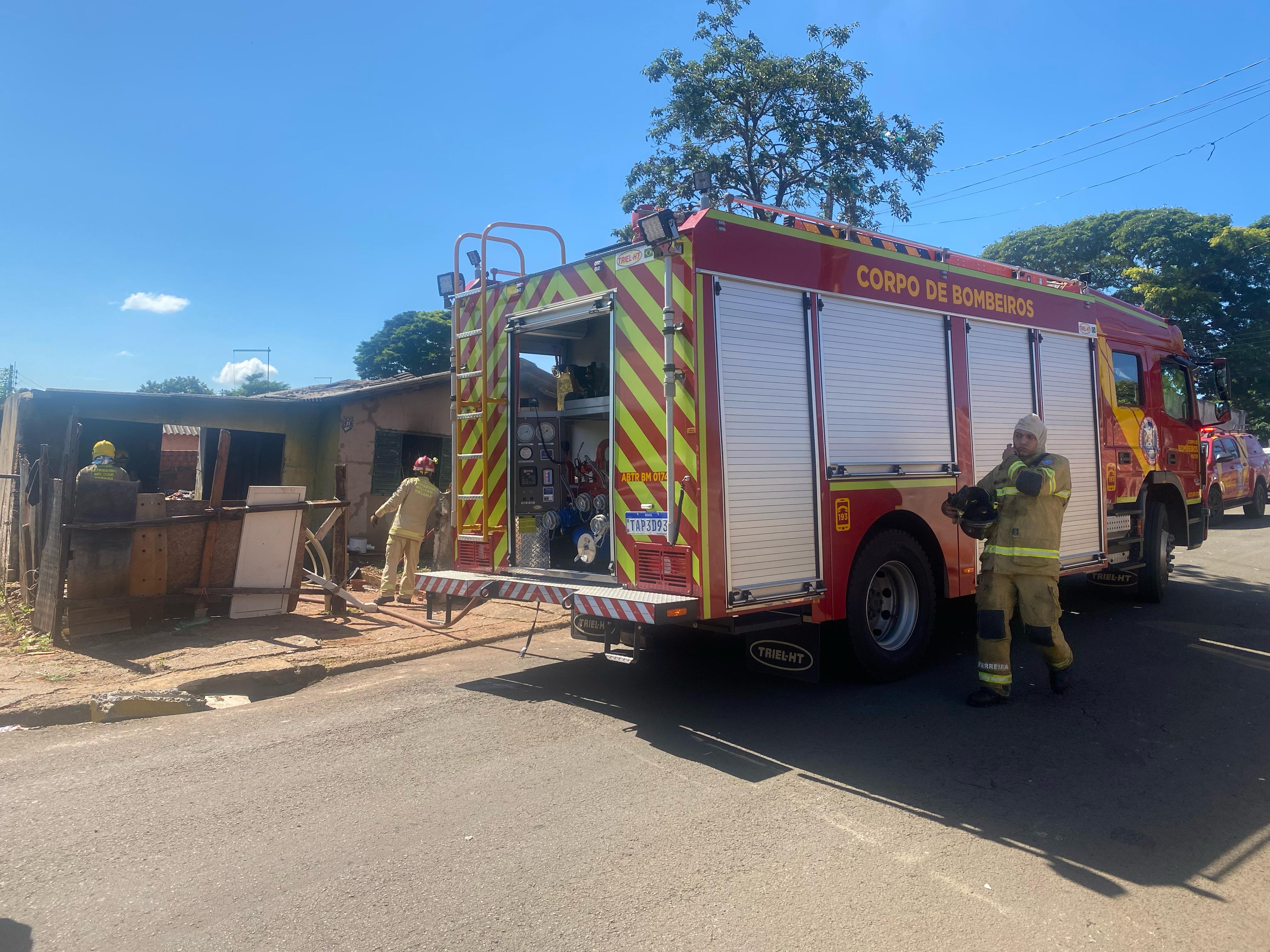 Incêndio atinge residência no Marcos Freire em Apucarana; veja