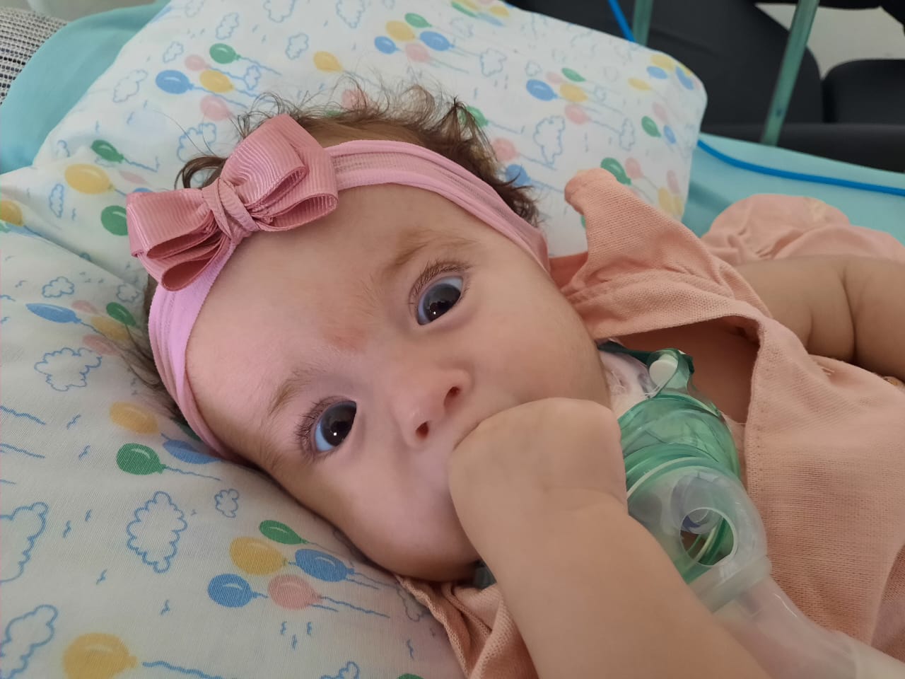 Mãe registra BO para garantir oxigênio para bebê com doença rara