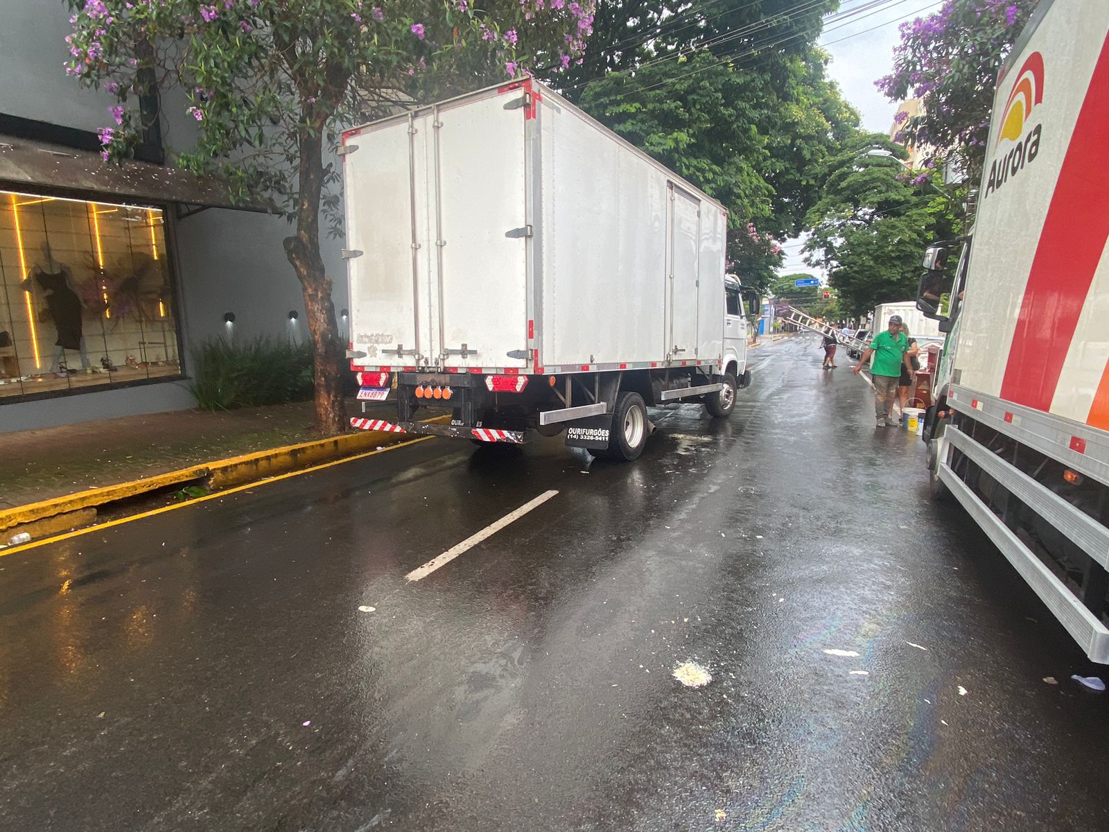 Motociclista fica ferido após bater em caminhão no centro de Apucarana