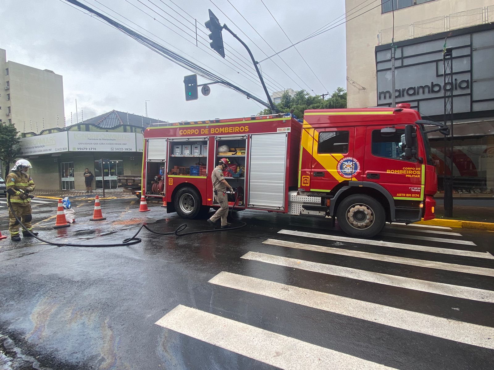 Motociclista fica ferido após bater em caminhão no centro de Apucarana