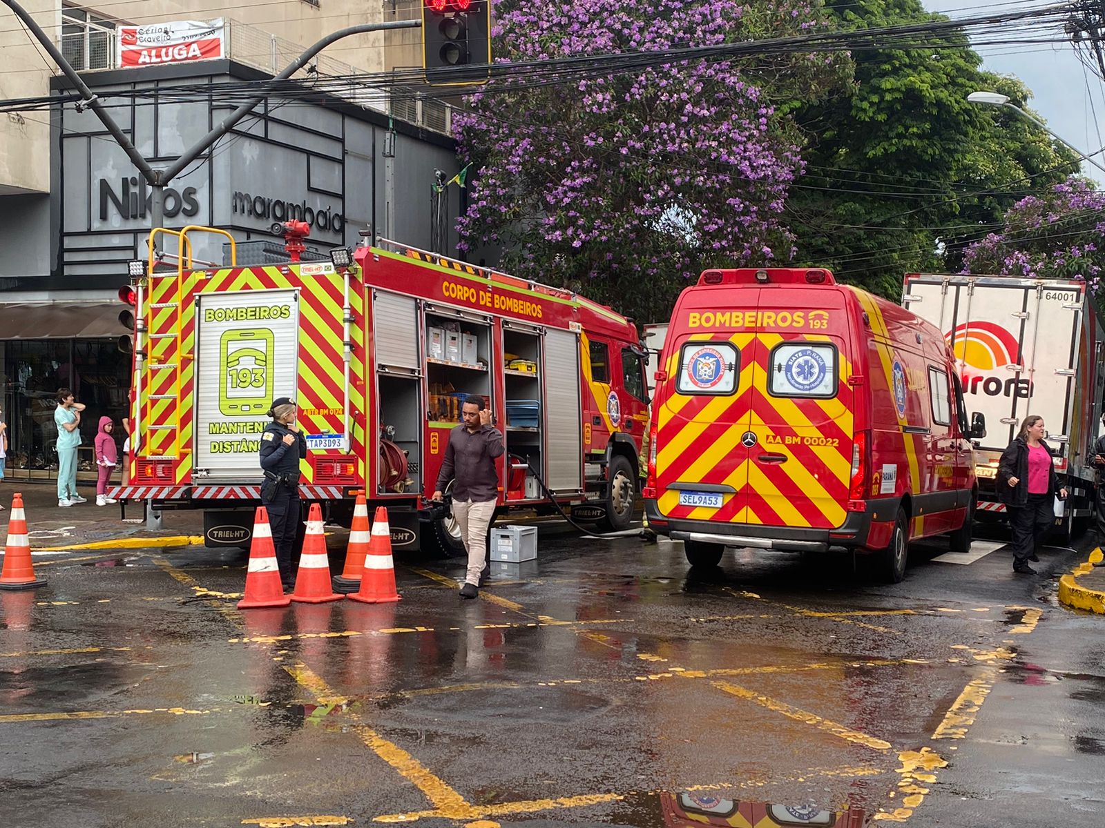 Motociclista fica ferido após bater em caminhão no centro de Apucarana