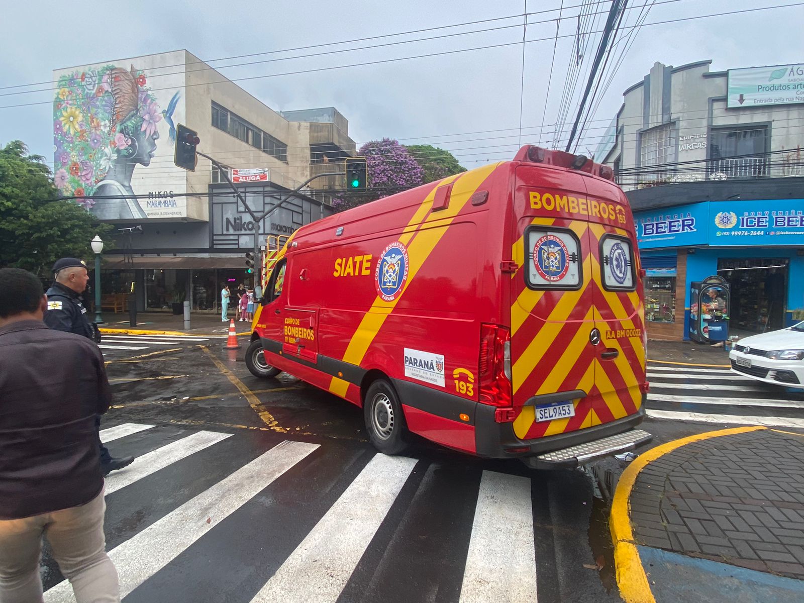 Motociclista fica ferido após bater em caminhão no centro de Apucarana
