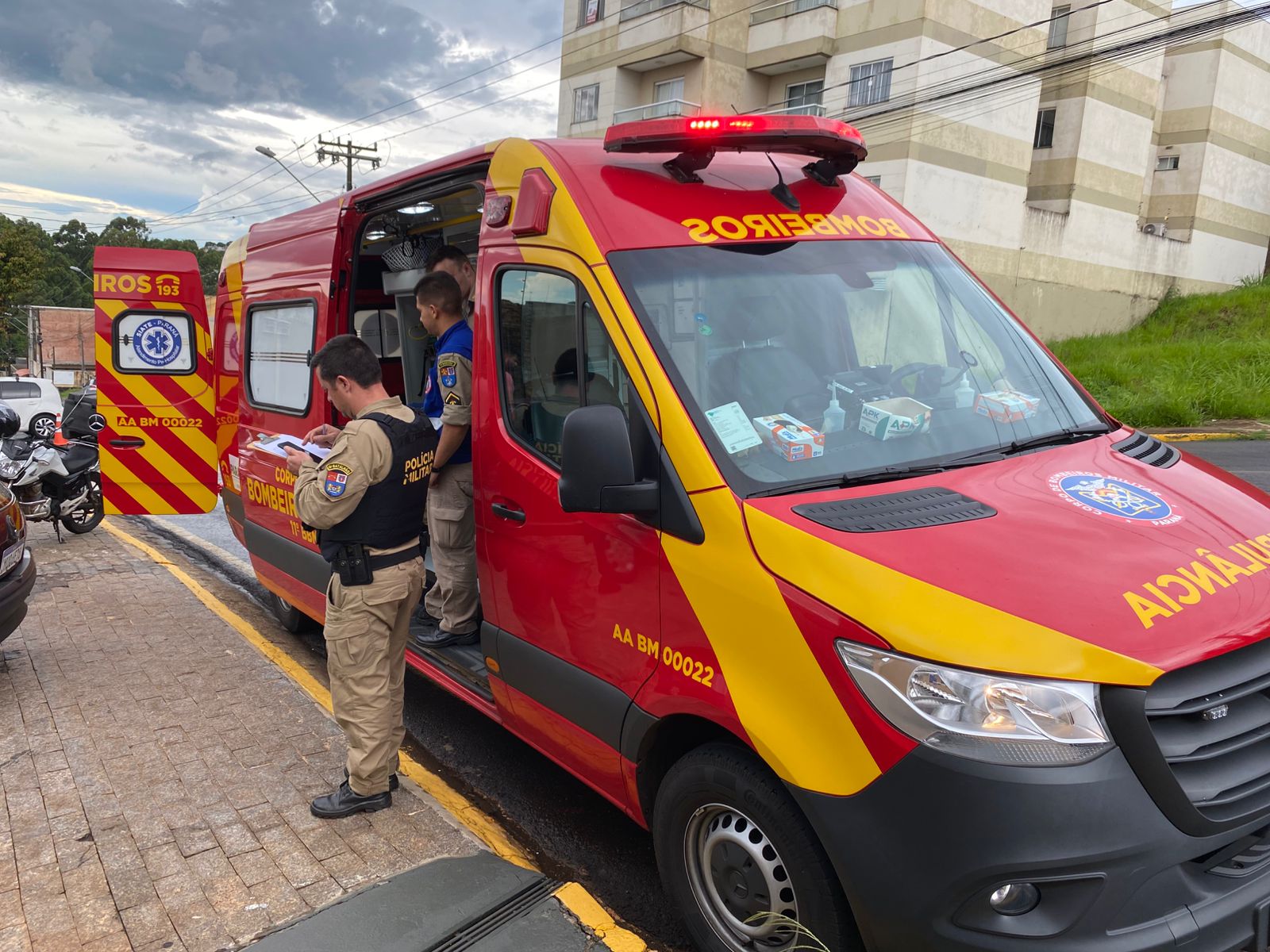 Motociclista tem suspeita de fratura após acidente em Apucarana
