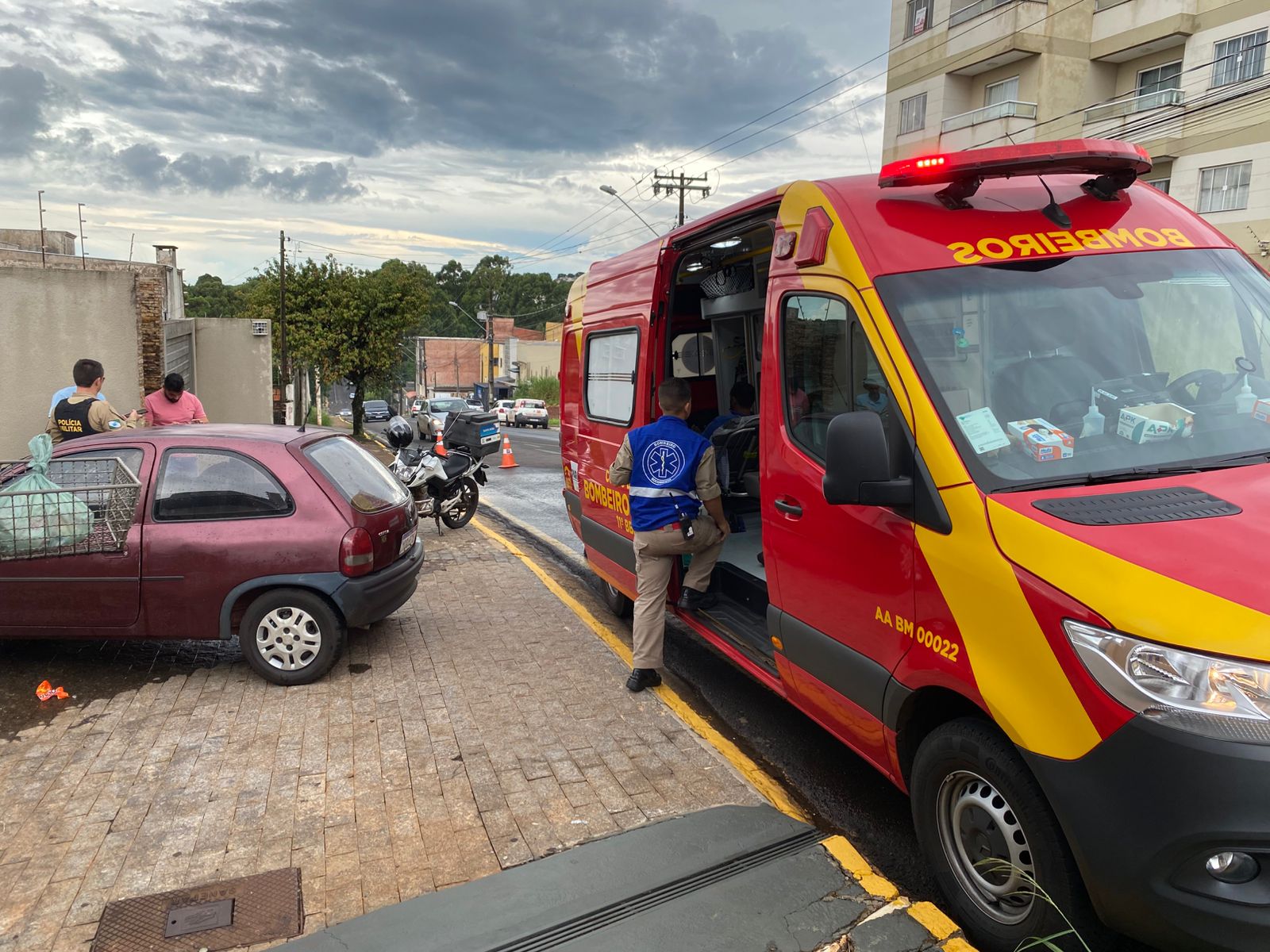 Motociclista tem suspeita de fratura após acidente em Apucarana