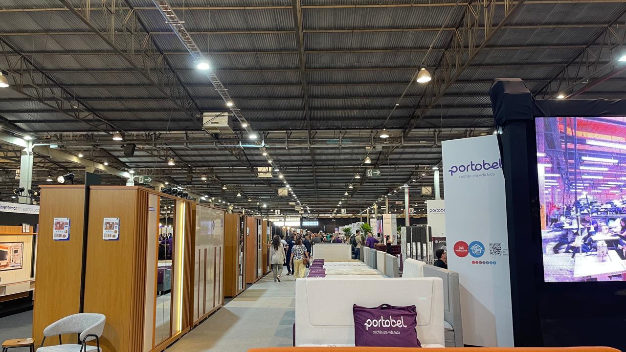 Móveis com madeira ripada