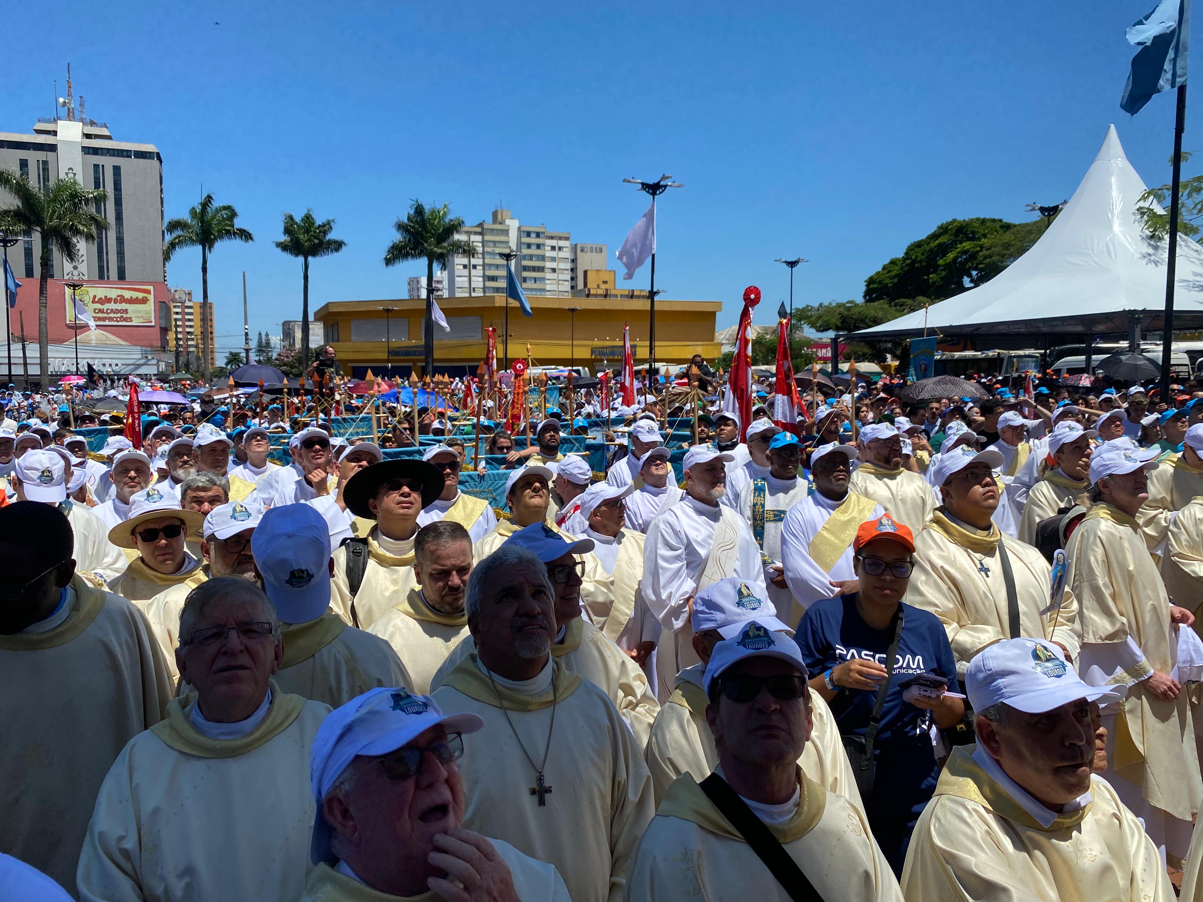 Multidão participa de procissão