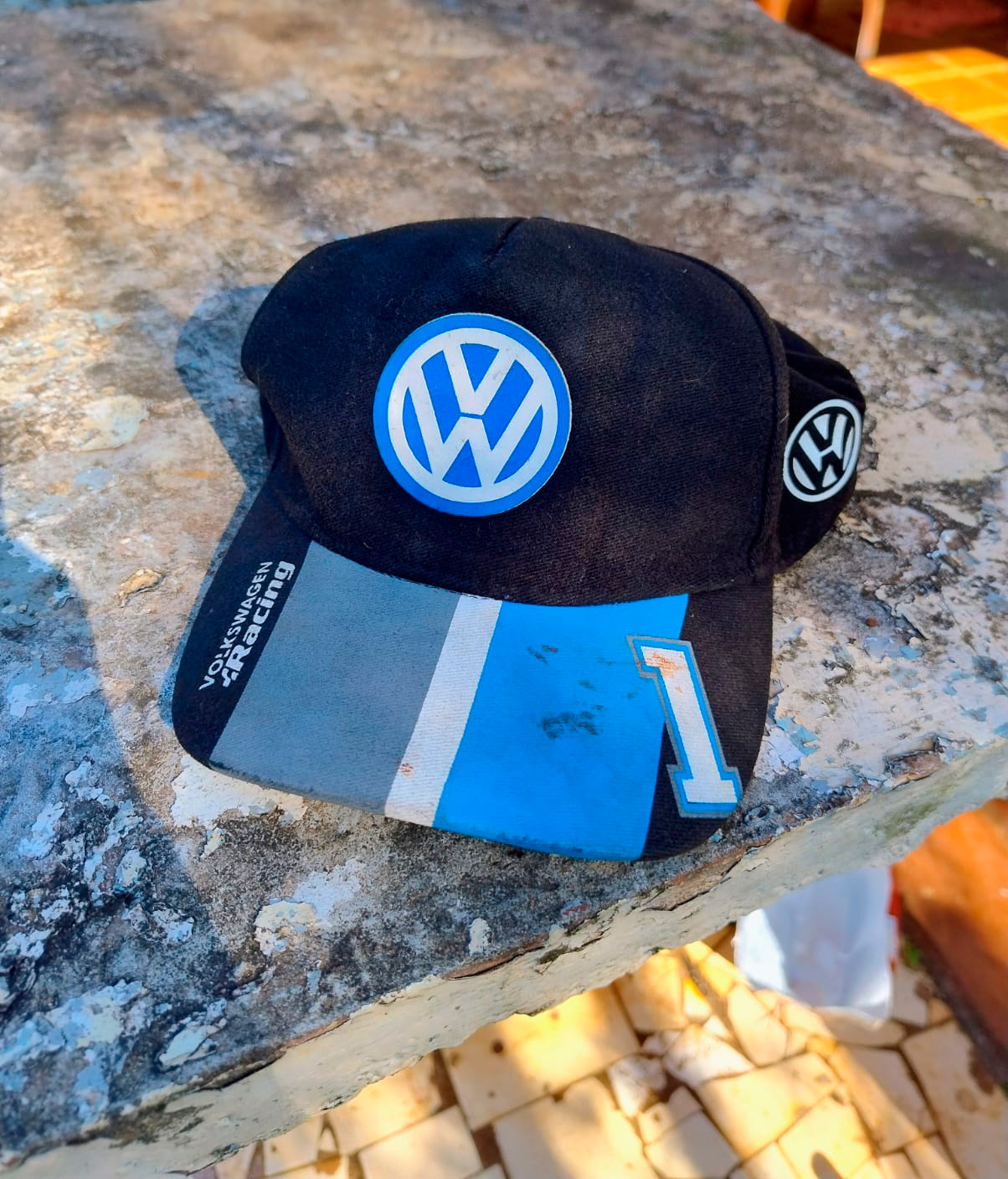 O criminoso deixou um boné para trás