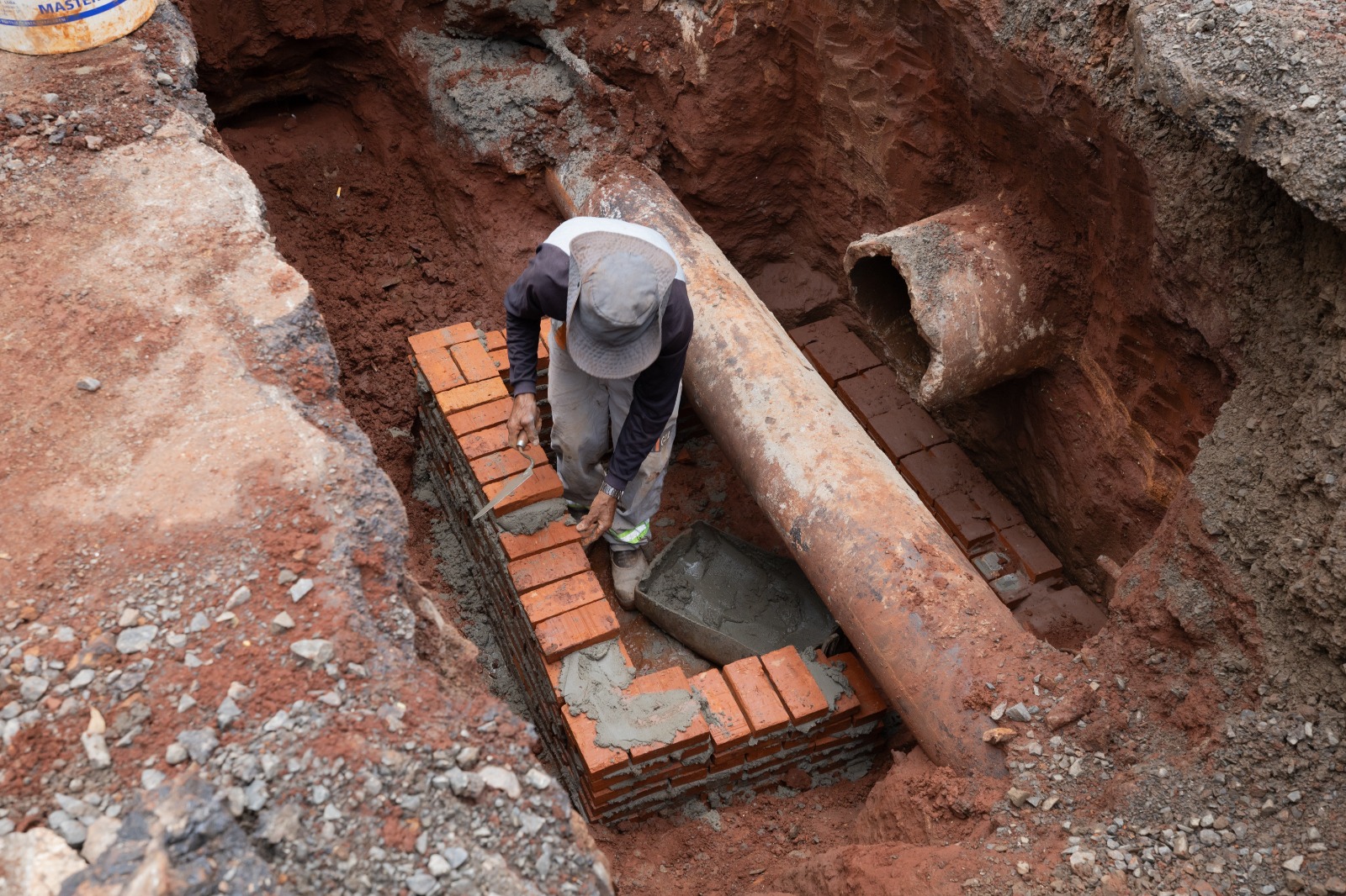 Obra provoca interdição na Rua Clotário Portugal em Apucarana