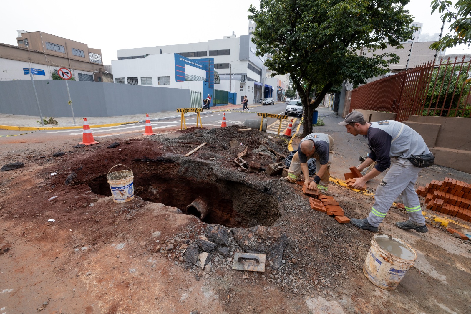 Obra provoca interdição na Rua Clotário Portugal em Apucarana