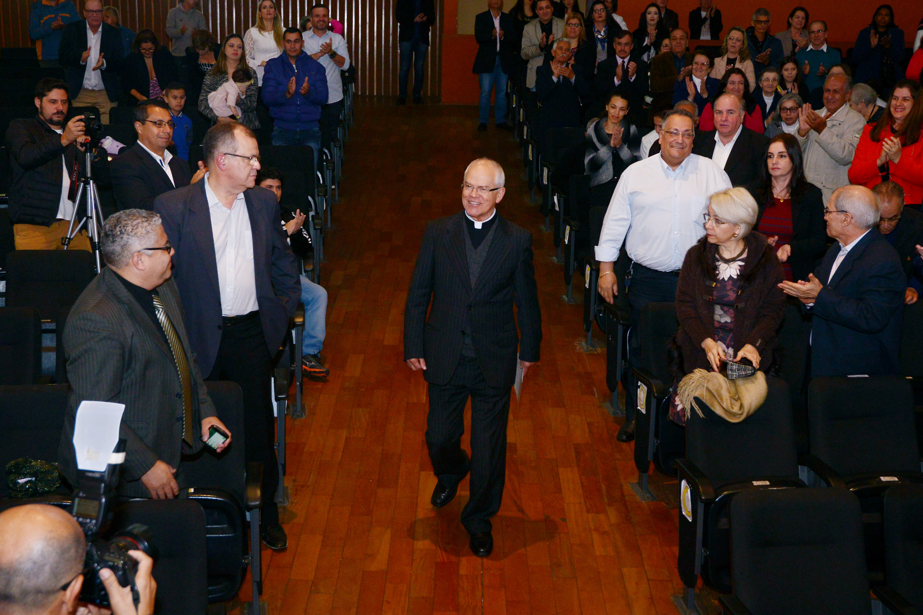 Padre Carrara durante homenagem
