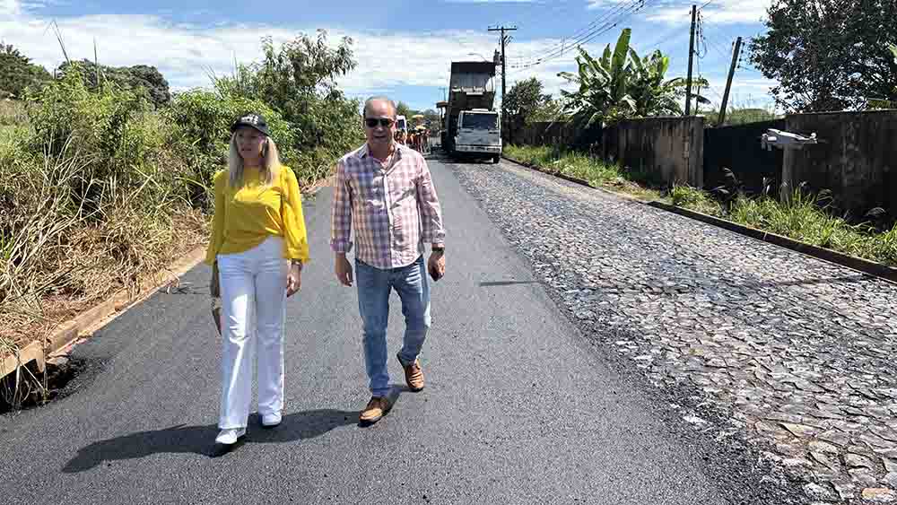 Prefeito Carlos Gil e vice Gertrudes vistoriam obras de pavimentação