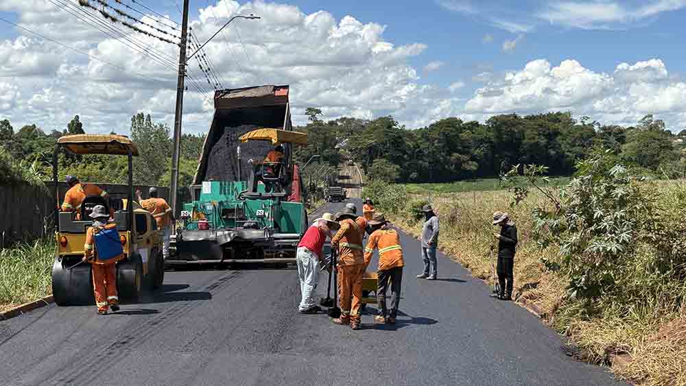 Prefeito Carlos Gil e vice Gertrudes vistoriam obras de pavimentação