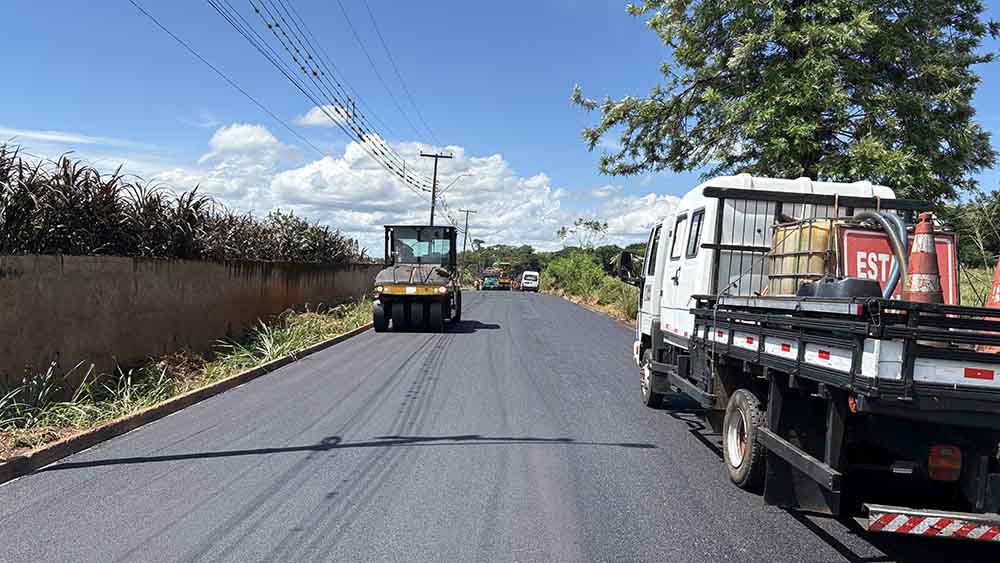 Prefeito Carlos Gil e vice Gertrudes vistoriam obras de pavimentação