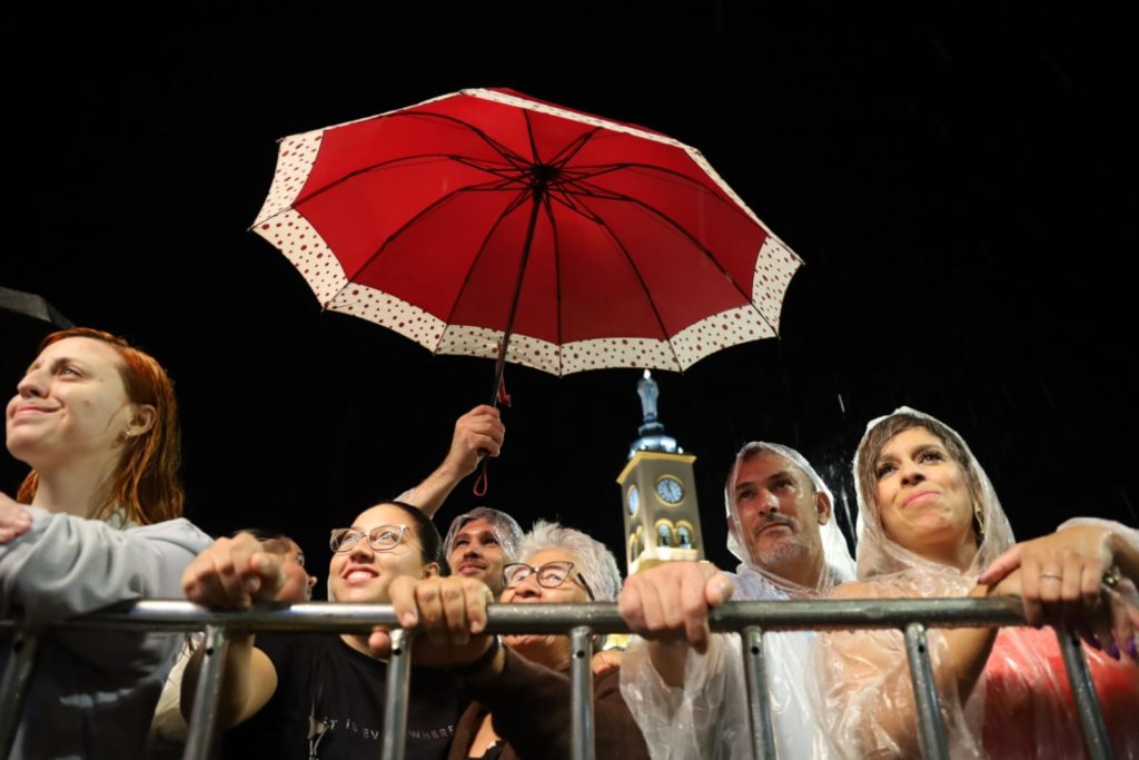 Público enfrenta chuva para acompanhar show de Matogrosso e Mathias