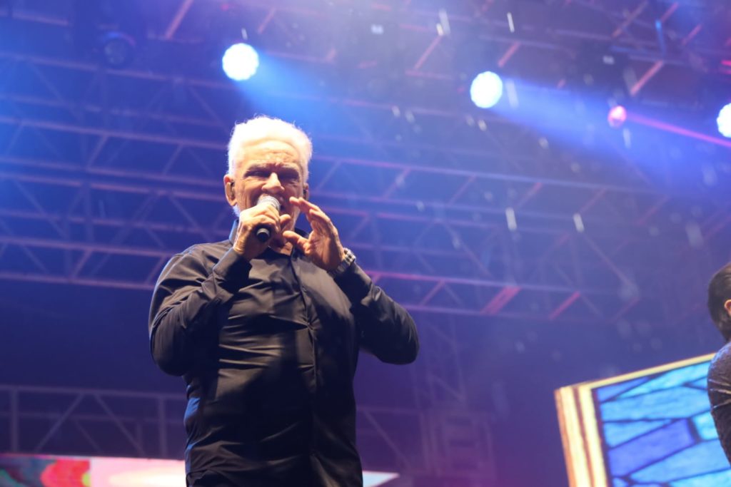 Público enfrenta chuva para acompanhar show de Matogrosso e Mathias