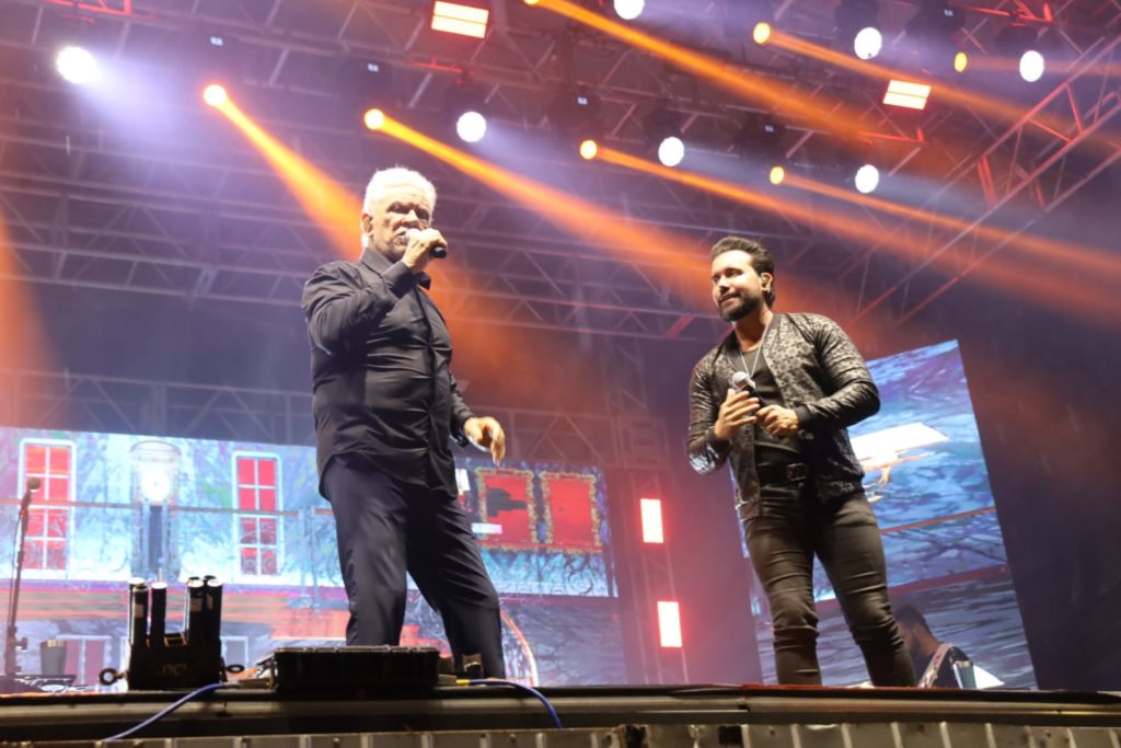 Público enfrenta chuva para acompanhar show de Matogrosso e Mathias