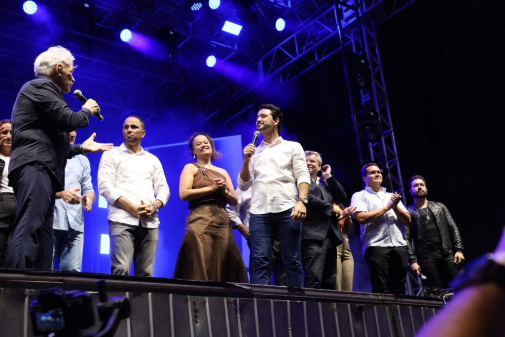 Público enfrenta chuva para acompanhar show de Matogrosso e Mathias
