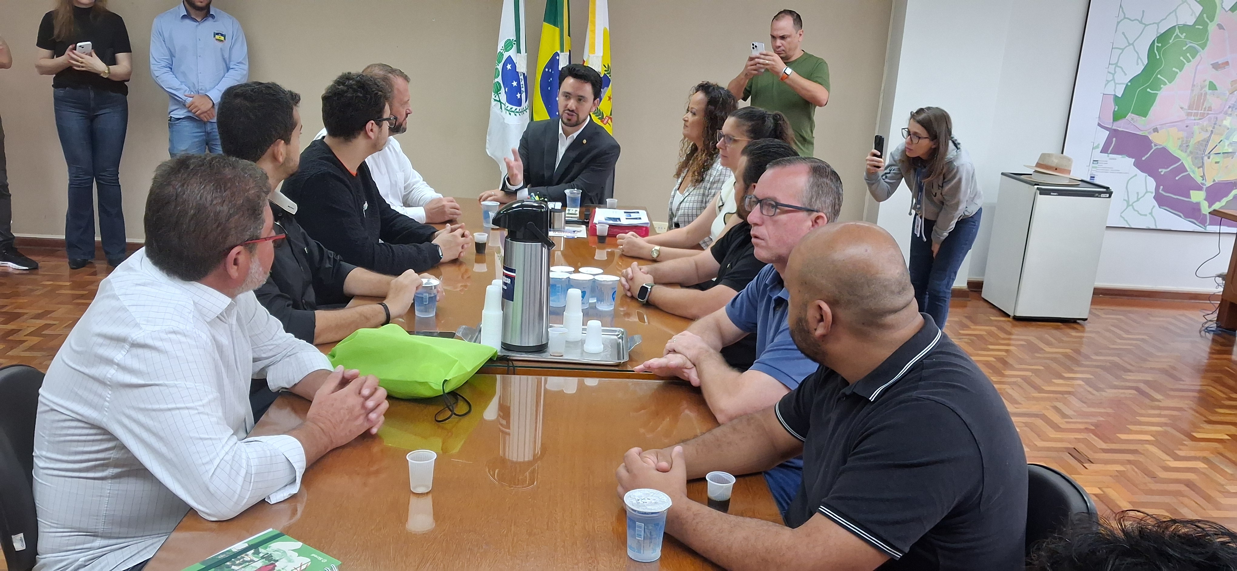 Rogério Carboni anuncia investimentos para construção de duas CMEIs