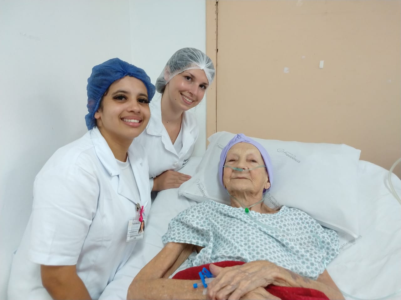 Técnicas de enfermagem cuidam do cabelo de idosas no Providência