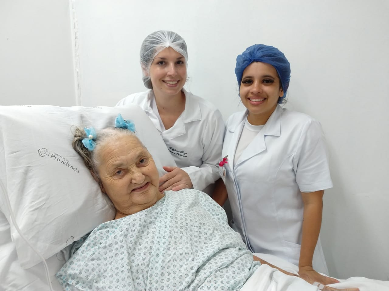 Técnicas de enfermagem cuidam do cabelo de idosas no Providência