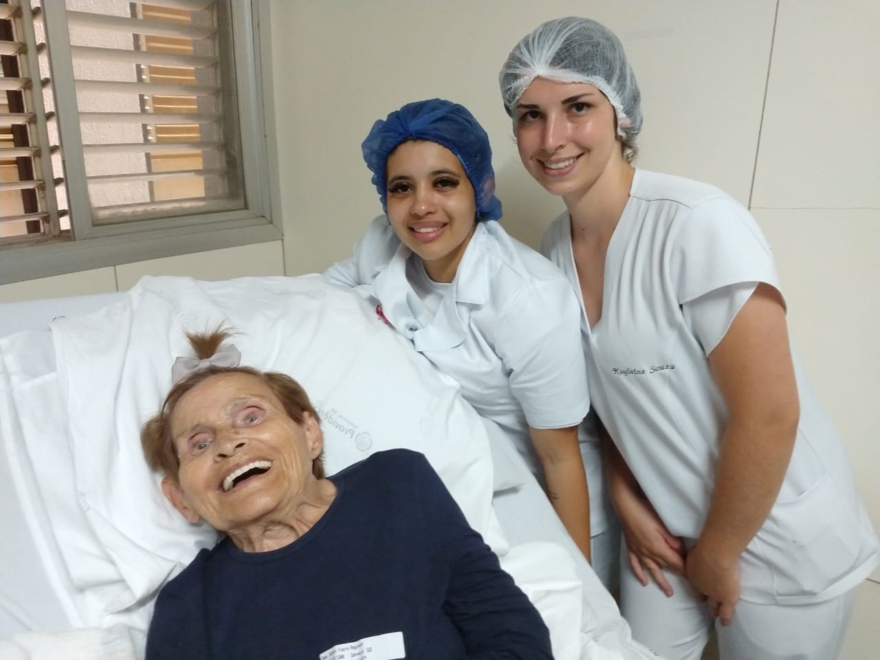 Técnicas de enfermagem cuidam do cabelo de idosas no Providência