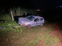 Mecânico capota Gol na BR-376 em Apucarana e anda 1km para pedir ajuda