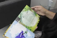 O livro não é comercializado, sendo distribuído como uma doação, mas Ana está trabalhando para viabilizar novas edições para alcançar mais alunos.