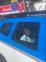 Oruam dentro da viatura da PM