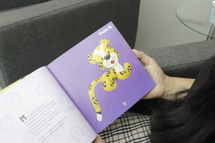 A onça Na é a protagonista, e ela conduz a narrativa, compartilhando a evolução de Apucarana.