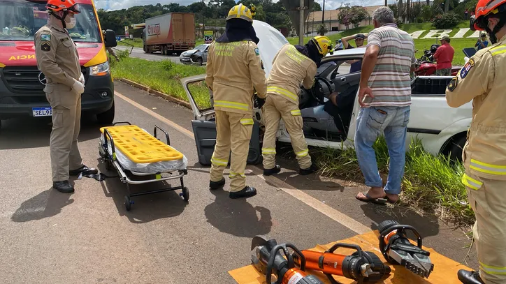 Acidente no trevo de Cambira deixa 3 feridos; uma vítima ficou presa