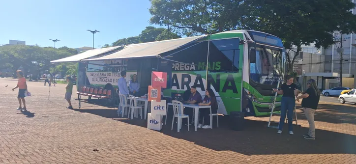 Feirão de Empregos reúne grande público no centro de Apucarana; veja