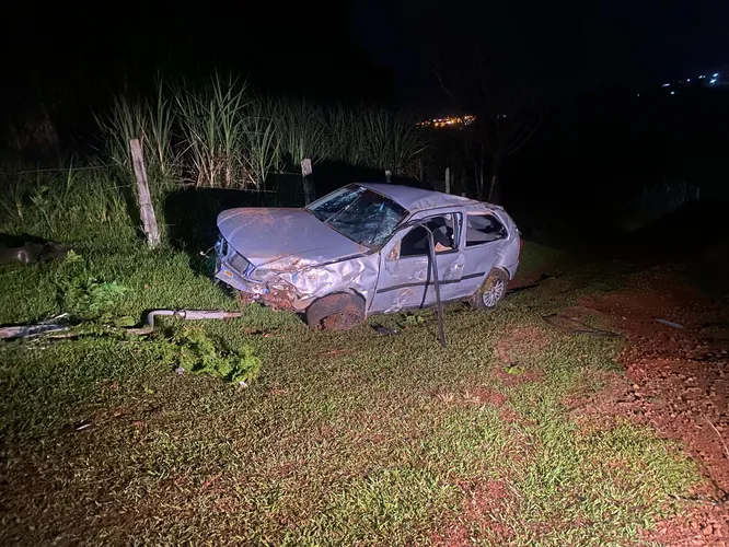 Mecânico capota Gol na BR-376 em Apucarana e anda 1km para pedir ajuda