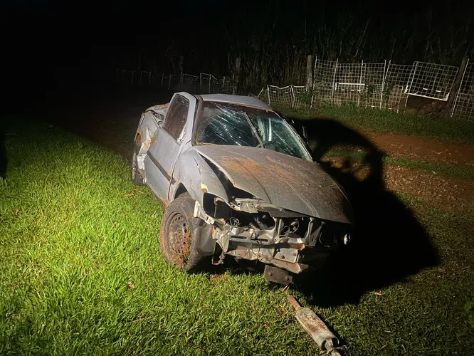 Mecânico capota Gol na BR-376 em Apucarana e anda 1km para pedir ajuda
