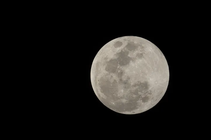 Veja registros do eclipse lunar feitos por professor de Apucarana
