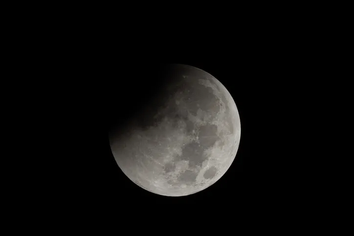 Veja registros do eclipse lunar feitos por professor de Apucarana