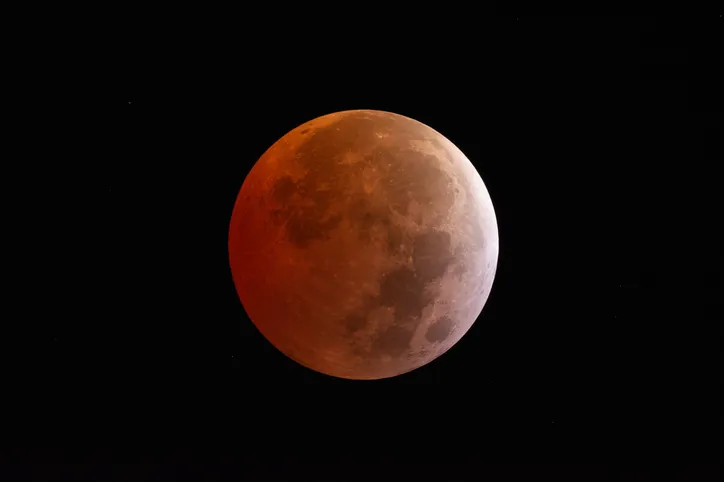 Veja registros do eclipse lunar feitos por professor de Apucarana