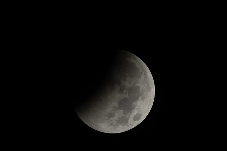 Veja registros do eclipse lunar feitos por professor de Apucarana