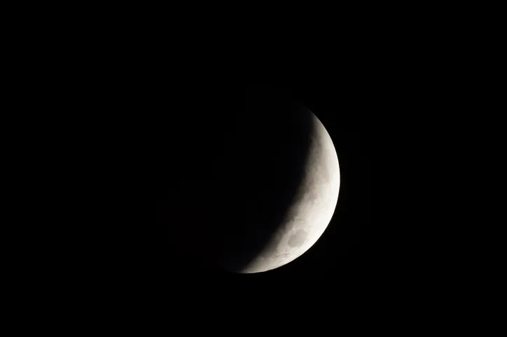 Veja registros do eclipse lunar feitos por professor de Apucarana