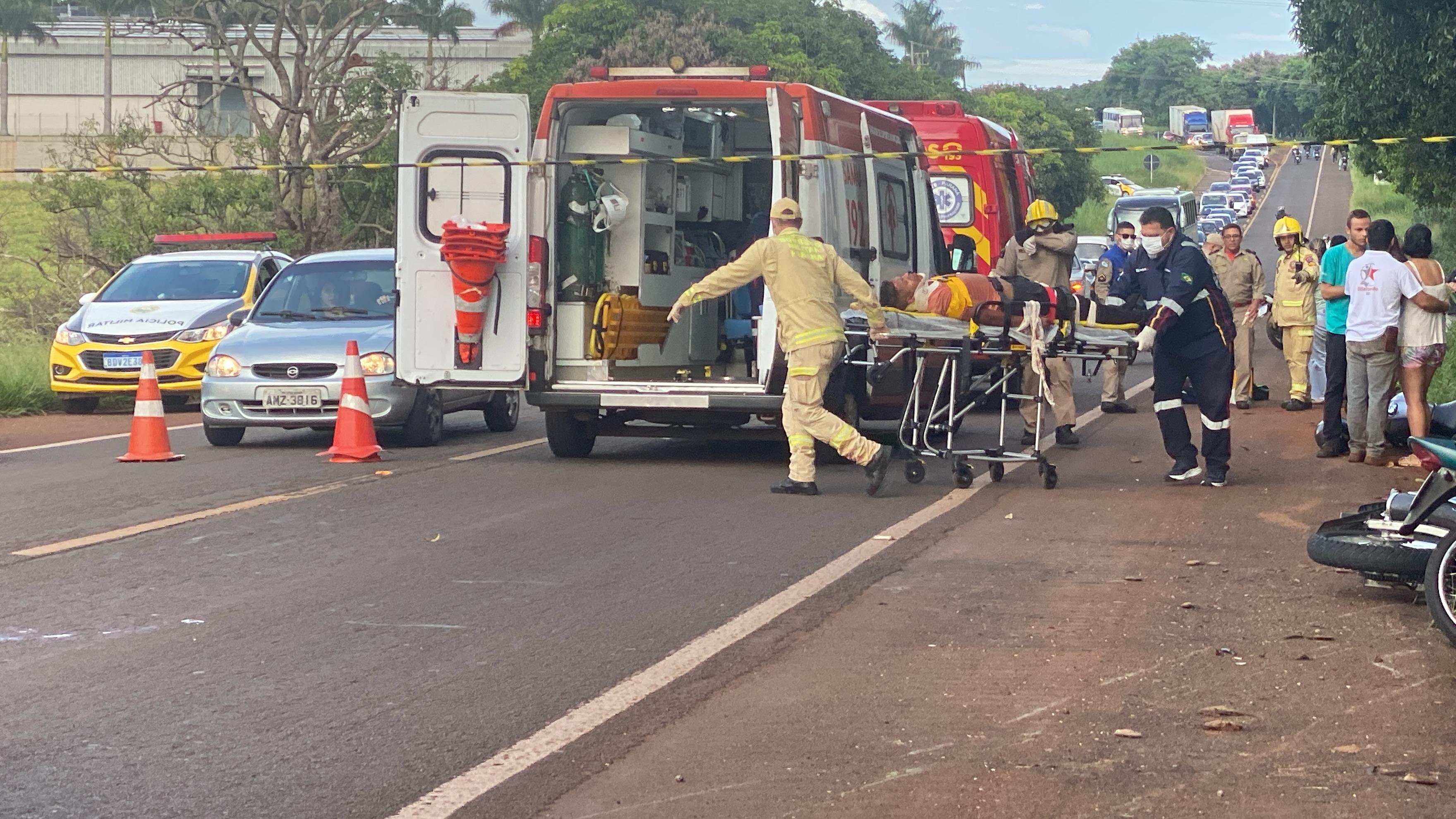 Acidente deixa dois motociclistas feridos na BR-369 em Apucarana