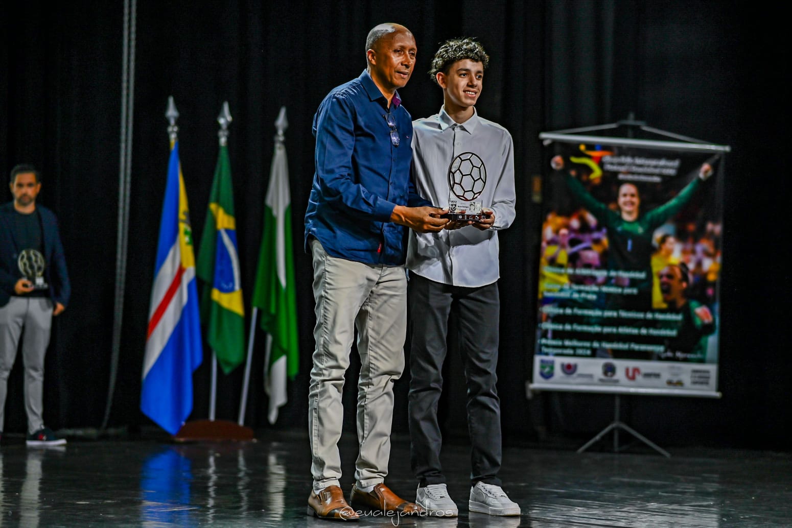 Apucaranense recebe prêmio de artilheiro do Estadual de Handebol
