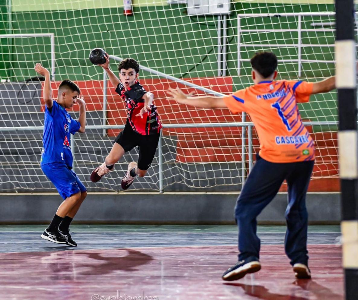 Apucaranense recebe prêmio de artilheiro do Estadual de Handebol